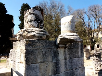 Théâtre gallo-romain d'Arles - Bases de colonnes cassées (1)