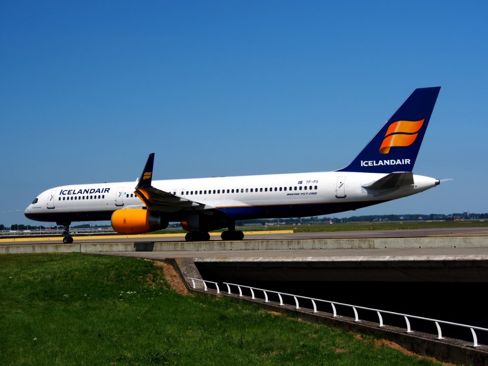 TF-FII Icelandair Boeing 757-208(WL) - cn 24760 taxiing 21july2013 pic-005