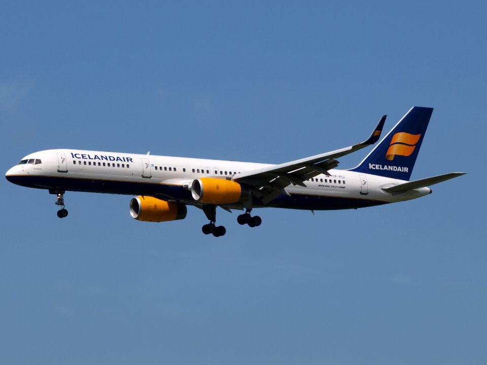 TF-FIJ Icelandair Boeing 757-208(WL) pic4