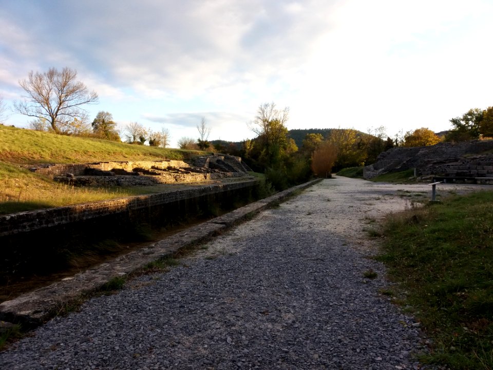 Théâtre gallo-romain d'Alba-la-Romaine - Vue du nord vers le sud, le long du ruisseau