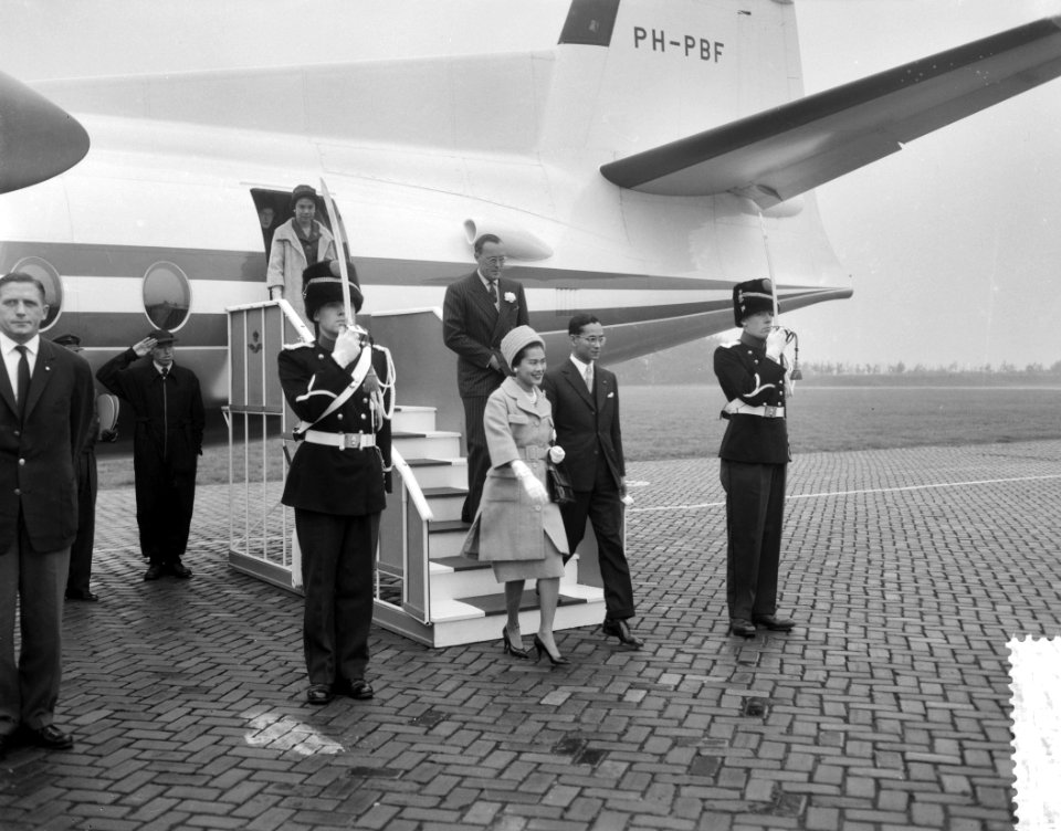 Thailands vorstenpaar bezoekt Eindhoven, vlnr Koningin Sirikit , Koning Bhum, Bestanddeelnr 911-7102