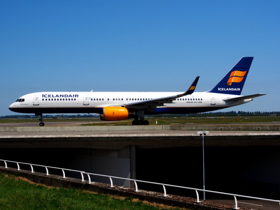 TF-FII Icelandair Boeing 757-208(WL) - cn 24760 taxiing 21july2013 pic-004