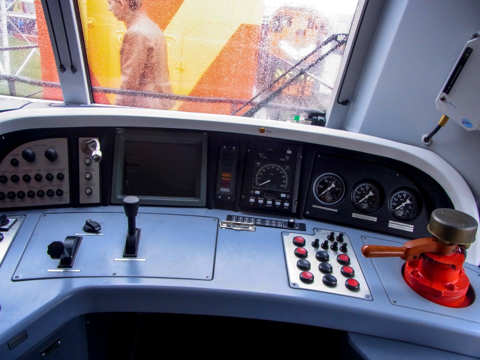 TG16M-001 cabin - control panel (right, 2)