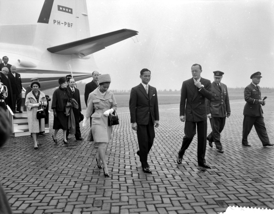Thailands vorstenpaar bezoekt Eindhoven, aankomst op vliegbasis Eindhoven, Bestanddeelnr 911-7100
