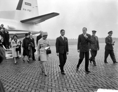 Thailands vorstenpaar bezoekt Eindhoven, aankomst op vliegbasis Eindhoven, Bestanddeelnr 911-7100