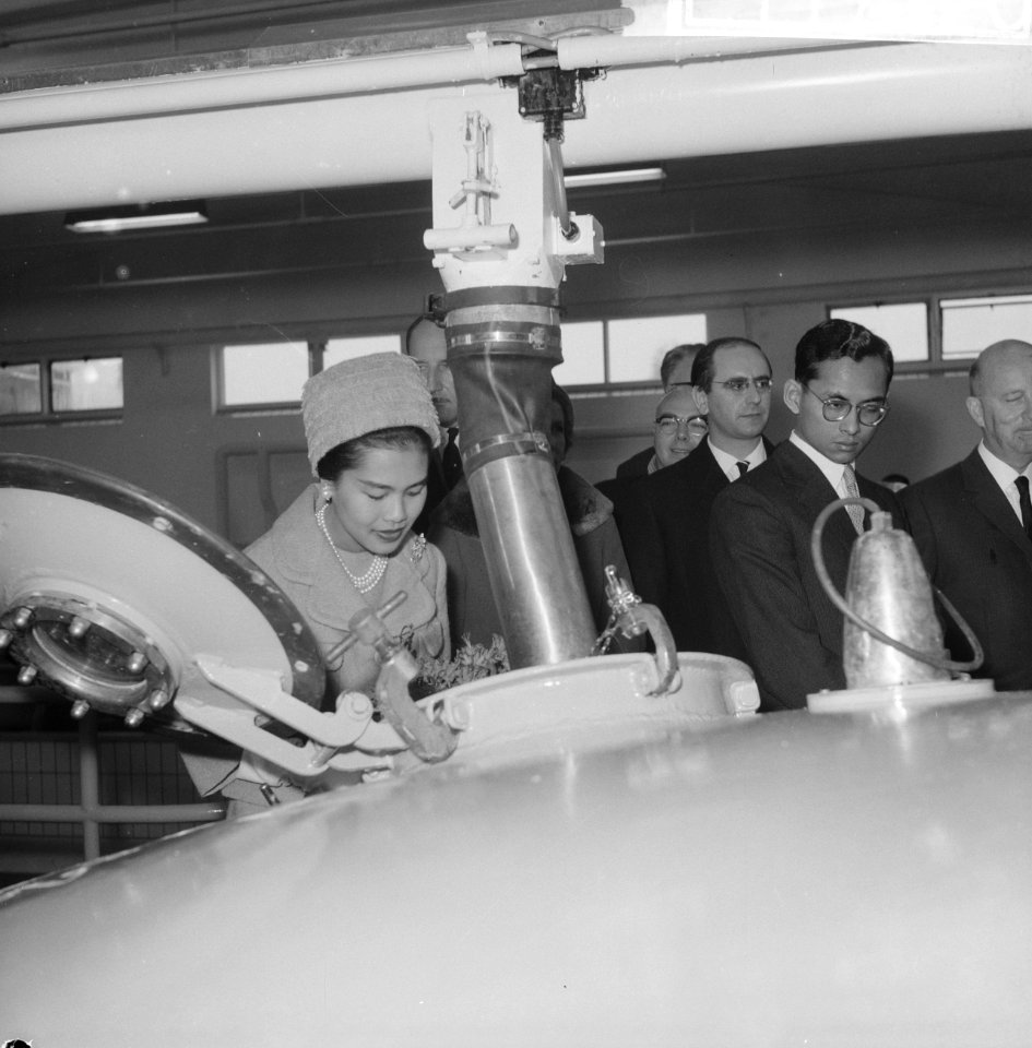 Thailands vorstenpaar bezoekt Coop Centr Melkfabriek St Bernardus , Koningi, Bestanddeelnr 911-7120