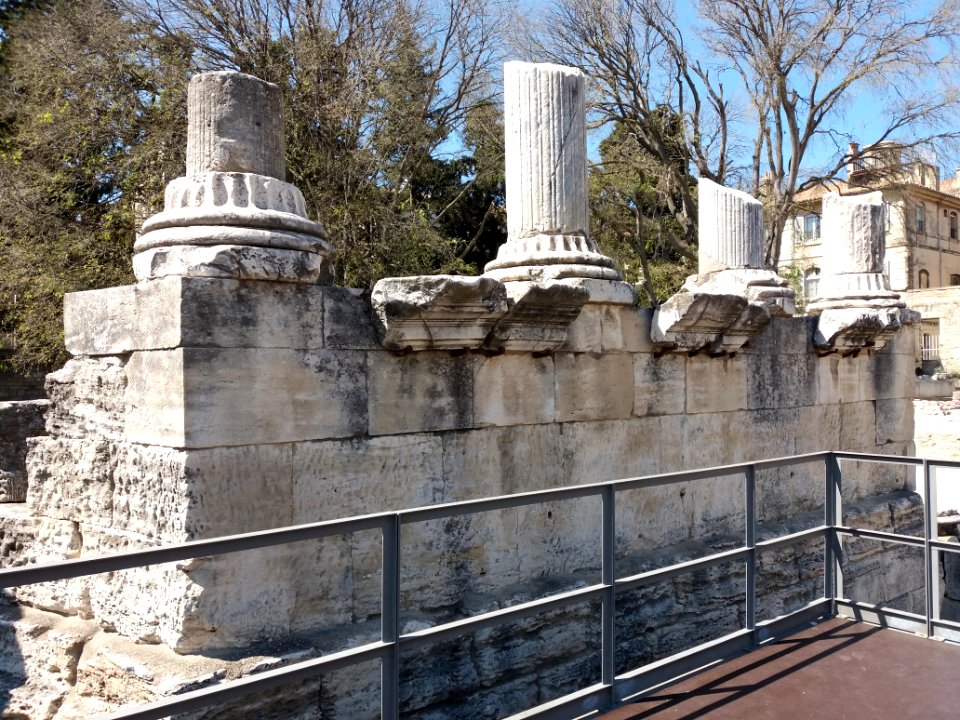 Théâtre gallo-romain d'Arles - Bases de colonnes cassées (2)