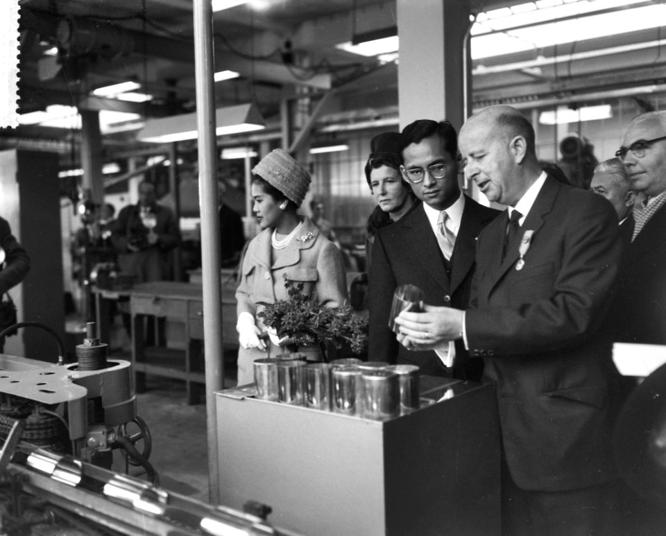 Thailands vorstenpaar bezoekt Coop Centr Melkfabriek St Bernardus, Bestanddeelnr 911-7114