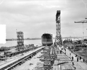 Tewaterlating Munttoren bij C van der Giessen & Zoonen's Scheepswerven NVte, Bestanddeelnr 908-0057