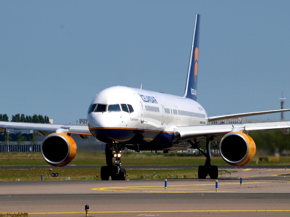 TF-FII Icelandair Boeing 757-208(WL) - cn 24760 taxiing 21july2013 pic-001
