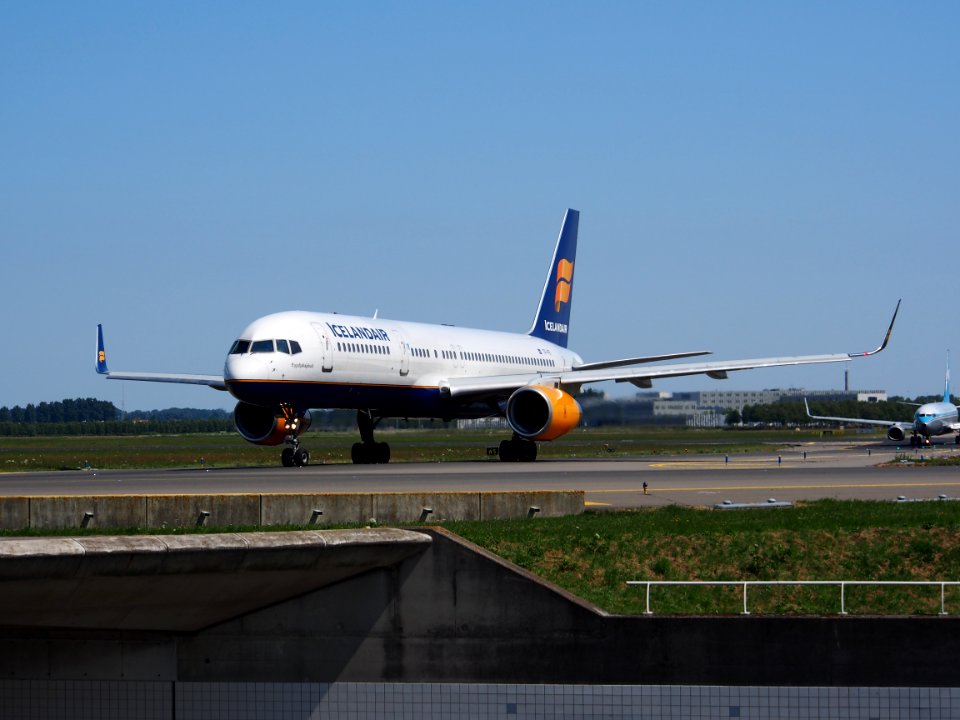 TF-FII Icelandair Boeing 757-208(WL) - cn 24760 taxiing 21july2013 pic-002
