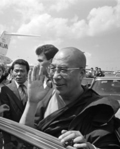 The 14th Dalai Lama of Tibet on 14 May 1986 in the Netherlands, from- De Tibetaanse Dalai Lama komt aan op Schiphol voor een bezoek aan ons land, Bestanddeelnr 933-6561 (cropped)