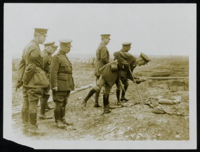 The ADC to the King finds a souvenir, Bestanddeelnr 158-0266