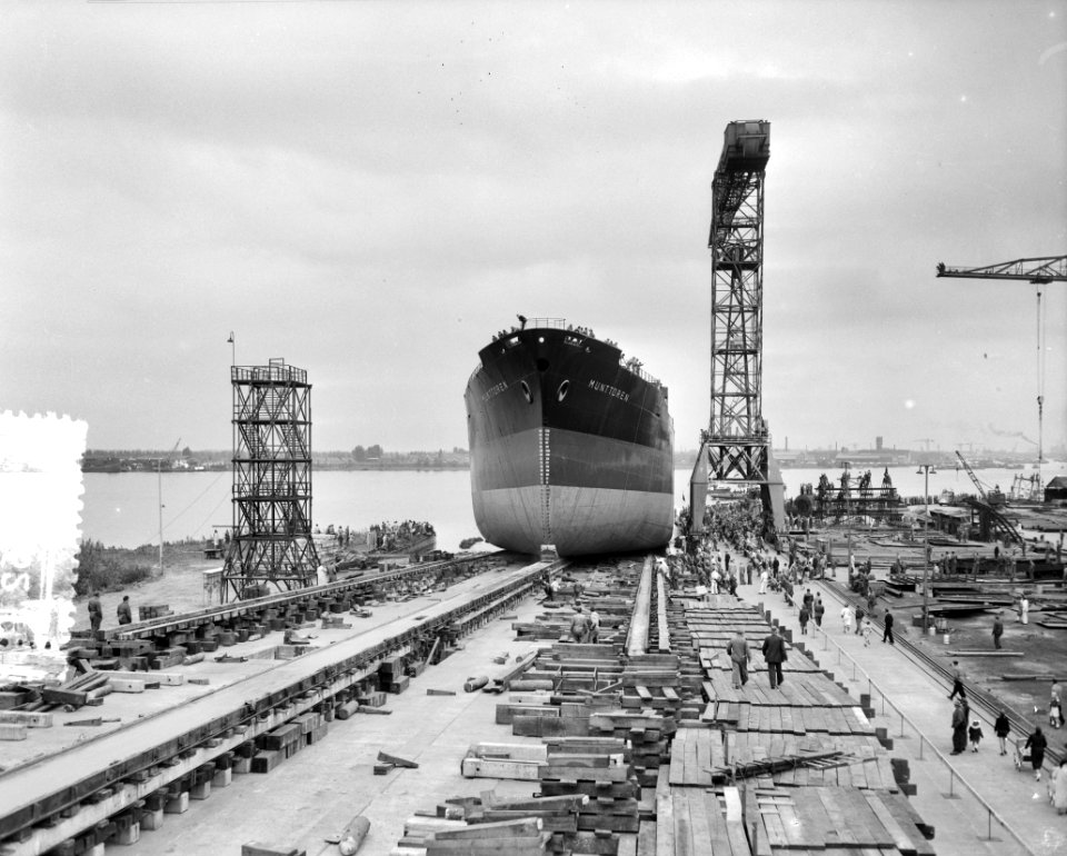 Tewaterlating Munttoren bij C van der Giessen & Zoonen's Scheepswerven NVte, Bestanddeelnr 908-0062