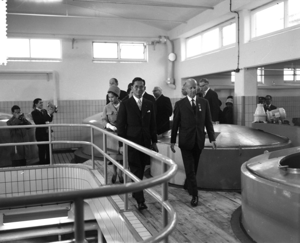 Thailands vorstenpaar bezoekt Coop Centr Melkfabriek St Bernardus, Bestanddeelnr 911-7113