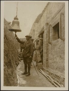 The alarm bell in one of our strong bomb-proof shelters on the Dorian front, Bestanddeelnr 158-2463