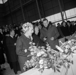 Tewaterlating onderzeeer Potvis tijdens tewaterlating mevrouw G. J. H. de Jong B, Bestanddeelnr 917-3307