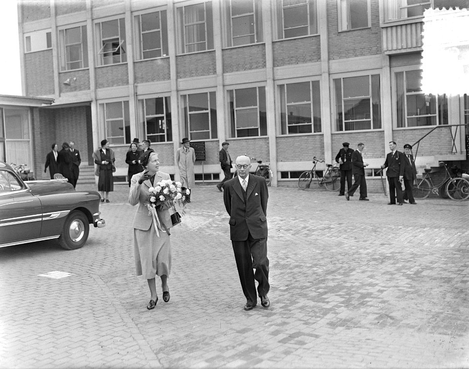 Tewaterlating Ms. Charis te Bolnes voor KNSM door mevrouw Kruseman Plantinga, Bestanddeelnr 906-0048