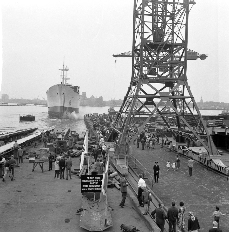 Tewaterlating Nara 10600 ton op scheepswerf NDSM te Amsterdam, Bestanddeelnr 915-3383