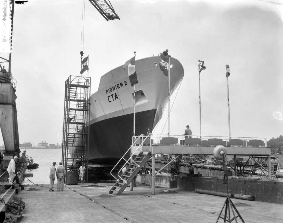 Tewaterlating Pionier 2 bij Zaanlandse Scheepsbouw Mij, Bestanddeelnr 916-7038
