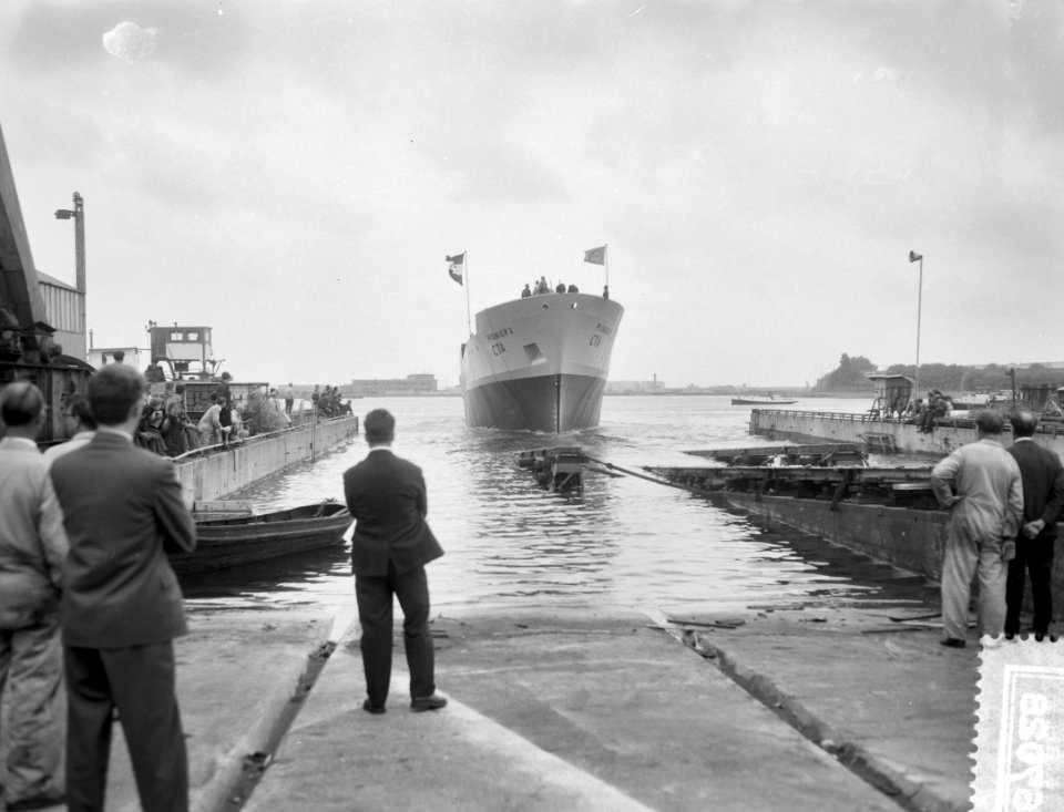 Tewaterlating Pionier 2 bij Zaanlandse Scheepsbouw Mij, Bestanddeelnr 916-7028