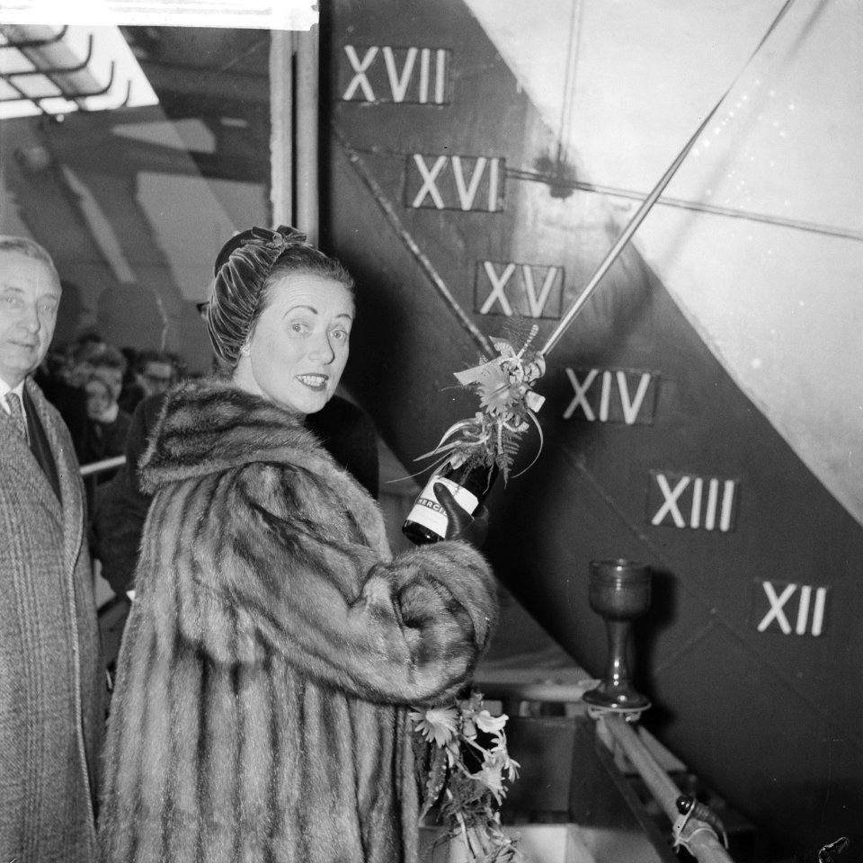 Tewaterlating ms. Schiekerk in Rotterdam. Mevrouw van Walsum verricht de doopp, Bestanddeelnr 913-2097