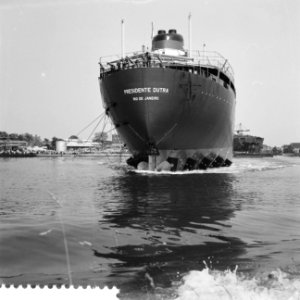 Tewaterlating op de werf van Verolme te Alblasserdam van tanker Presidente Dutr, Bestanddeelnr 910-5363