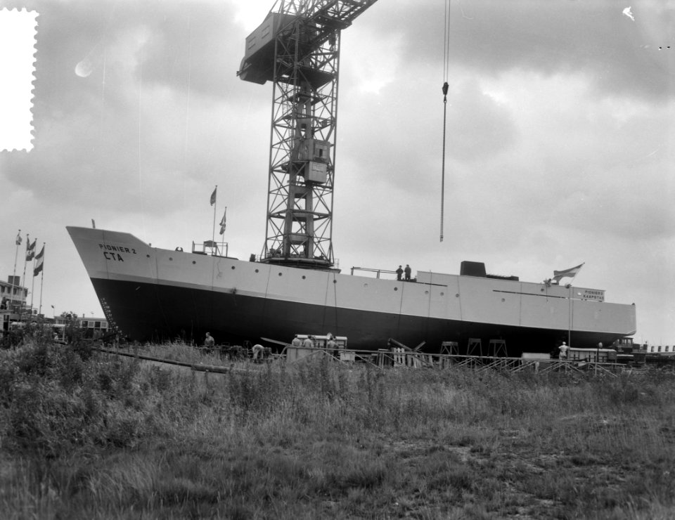 Tewaterlating Pionier 2 bij Zaanlandse Scheepsbouw Mij, Bestanddeelnr 916-7040