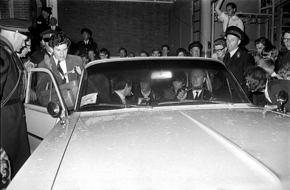 The Beatles verlaten Treslong na afloop van hun optreden 3
