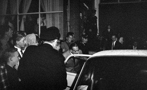 The Beatles verlaten Treslong na afloop van hun optreden. NL-HlmNHA 1478 2588K 34 2
