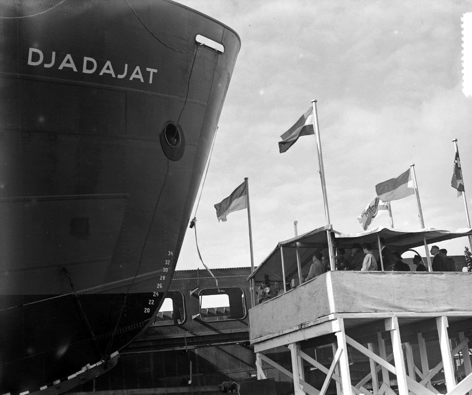 Tewaterlating schip voor Indonesie Djadajat bij Verschure en Co. te Amsterdam, Bestanddeelnr 905-3549