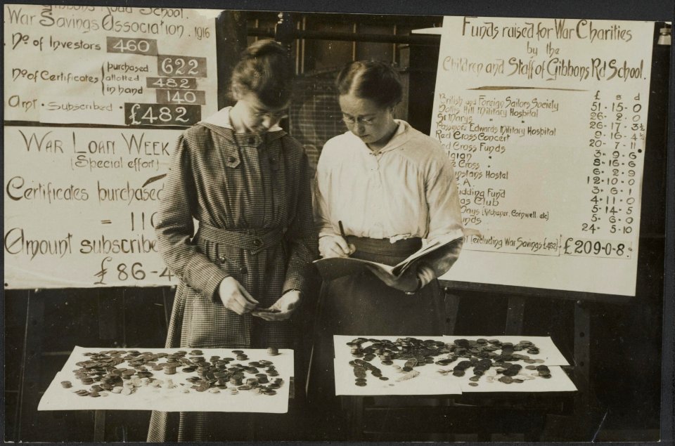 The auditors checking the weekly subscriptions, Bestanddeelnr 158-2355