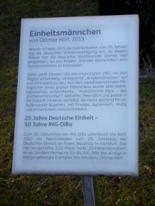 Texttafel zum Ampelmännchen des Ottmar Hörl, Frankfurt am Main