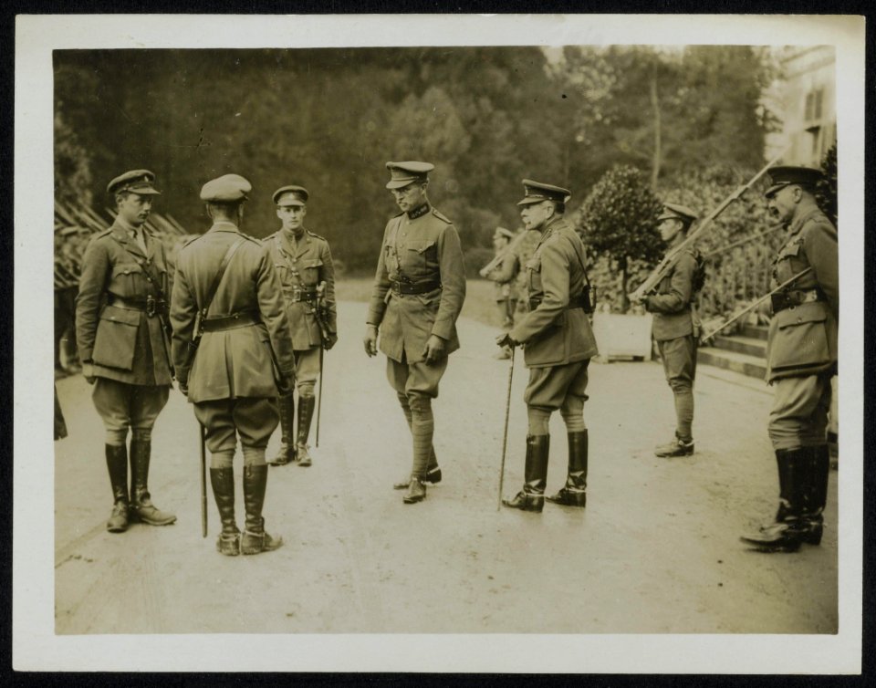 The C-in-C Commander in Chief introduces the officers of the Guard of Honour t, Bestanddeelnr 158-0281
