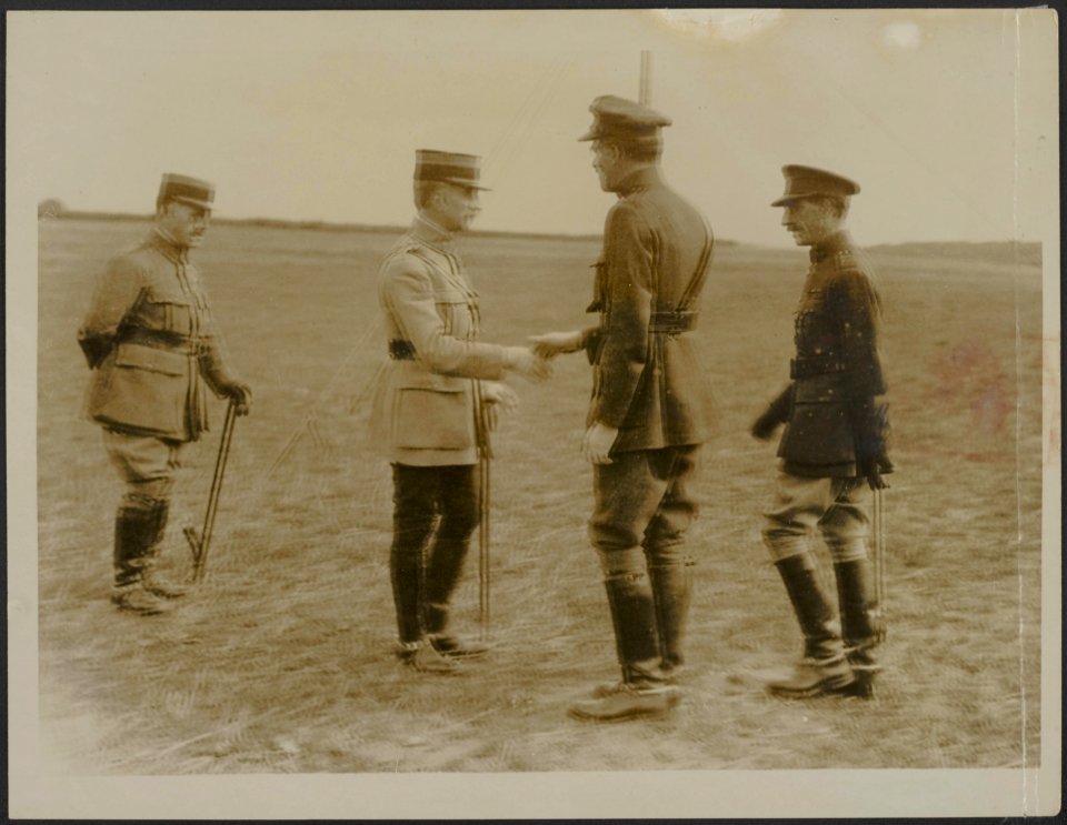 The Commander in Chief reviews the New Zealanders. The Chiefs of the French and , Bestanddeelnr 158-2614