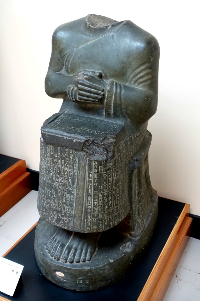 The Architect with a Plan, copy of original in the Louvre, Girsu, Tello, Iraq, Neo-Sumerian, c. 2100 BC, painted plaster cast - Harvard Semitic Museum - Cambridge, MA - DSC06344