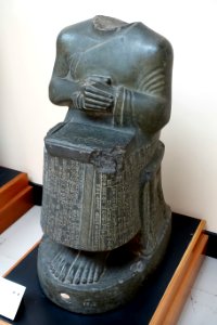 The Architect with a Plan, copy of original in the Louvre, Girsu, Tello, Iraq, Neo-Sumerian, c. 2100 BC, painted plaster cast - Harvard Semitic Museum - Cambridge, MA - DSC06344