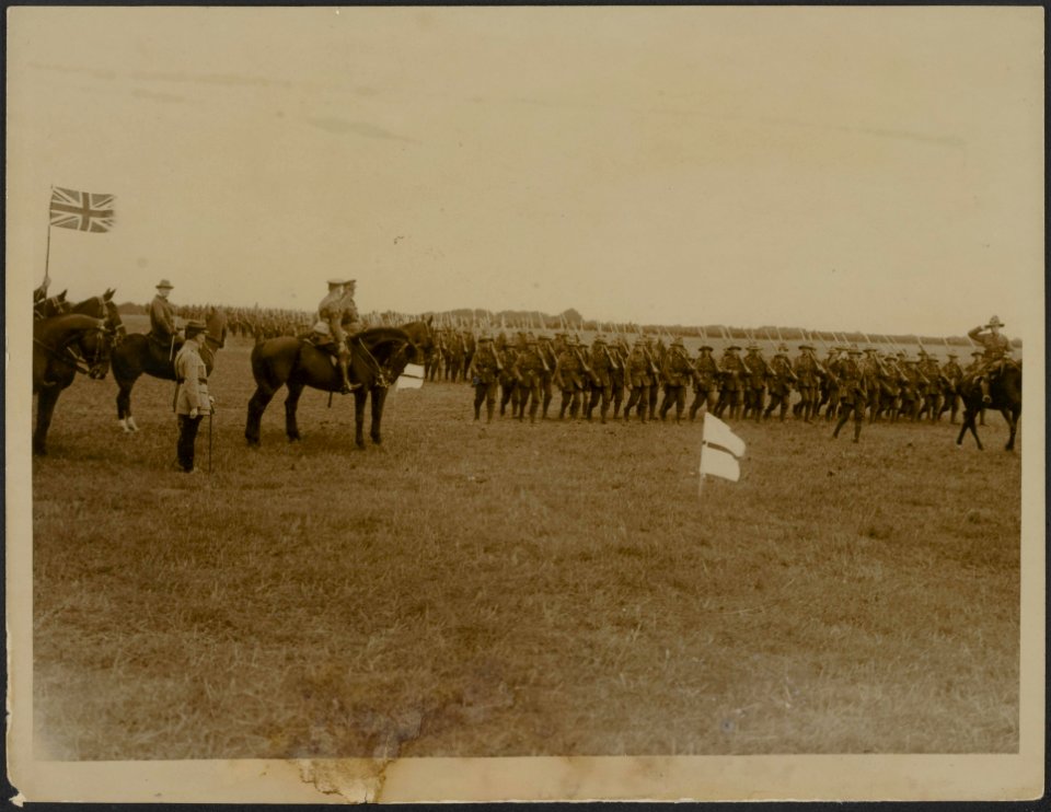The Commander in Chief reviews the New Zealanders. The march past, Bestanddeelnr 158-2624