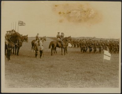 The Commander in Chief reviews the New Zealanders - The march past, Bestanddeelnr 158-2910