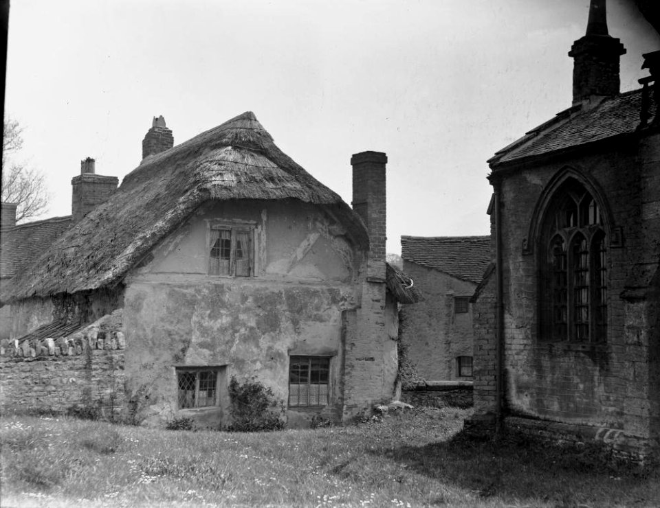 Thatched roof cottage (1294906)
