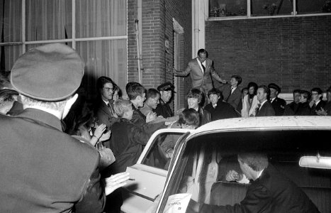 The Beatles verlaten Treslong na afloop van hun optreden. NL-HlmNHA 1478 2588K 32 2