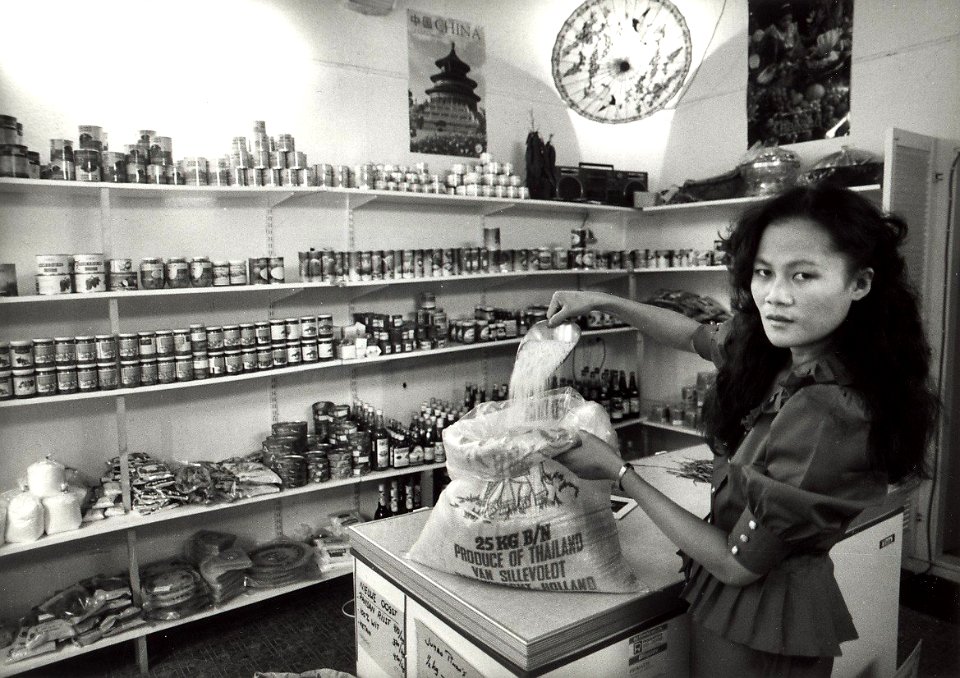 Thai-Shop, Gierstraat 43. Aangekocht in 1988 van United Photos de Boer bv. - Negatiefnummer 28247 K 7-12. - Gepubliceerd in het Haarlems Dagblad van 20.10.1987