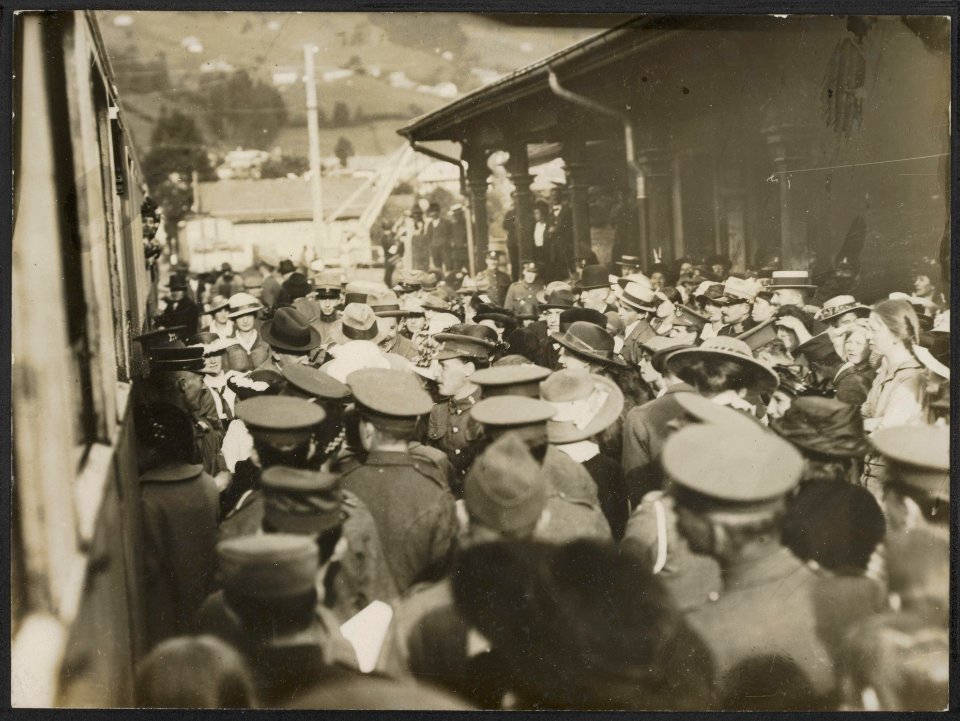 The arrival of the wives at Chateau dOex. The villagers and interned soldiers g, Bestanddeelnr 158-1930