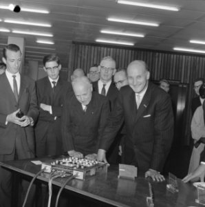 TH te Eindhoven officieel geopend door minister Bot van O K en W Minister B, Bestanddeelnr 915-5440