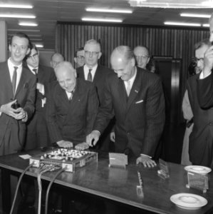 TH te Eindhoven officieel geopend door minister Bot van O K en W Minister B, Bestanddeelnr 915-5438