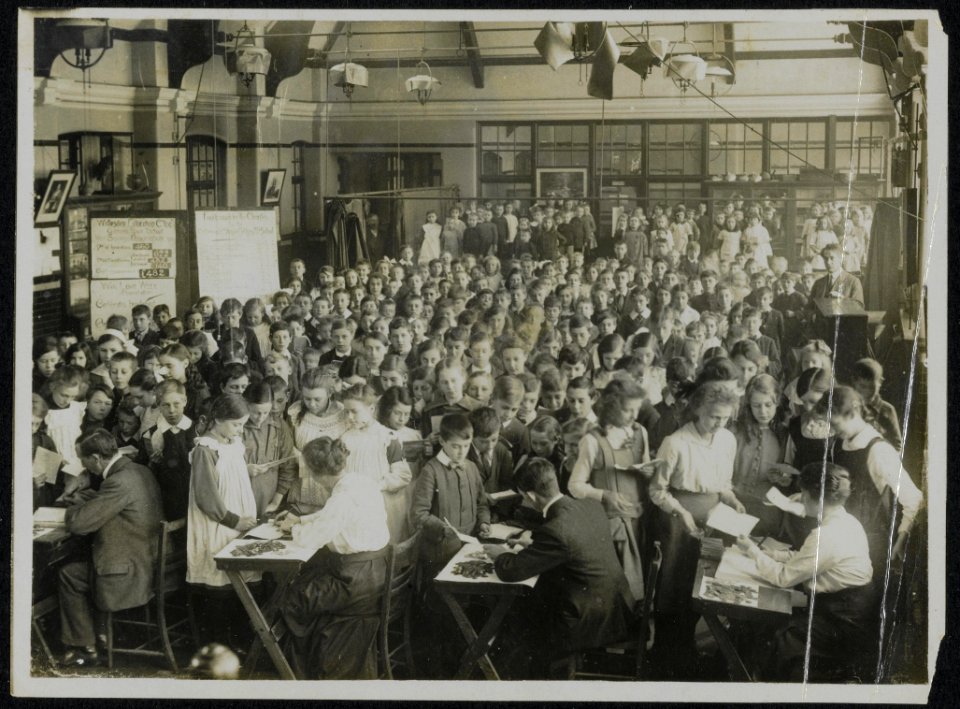 The children of Gibbons Road School, Harlesden paying in their weekly subscripti, Bestanddeelnr 158-0081
