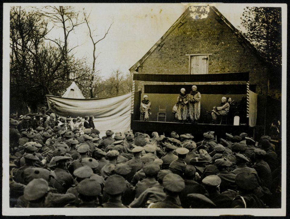 The Black Watch hold sports whilst resting. After the sports the Balmorals giv, Bestanddeelnr 158-0039