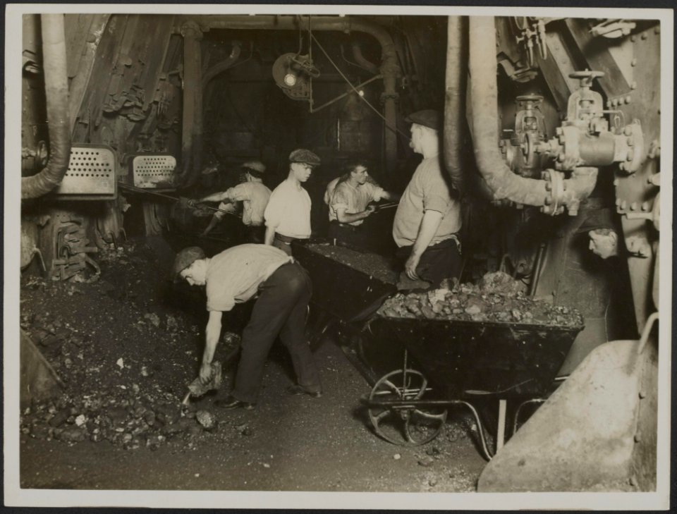 The black squad at work in a Merchant ship. No greater courage has been shown th, Bestanddeelnr 158-2690