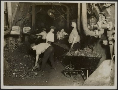 The black squad at work in a Merchant ship. No greater courage has been shown th, Bestanddeelnr 158-2690