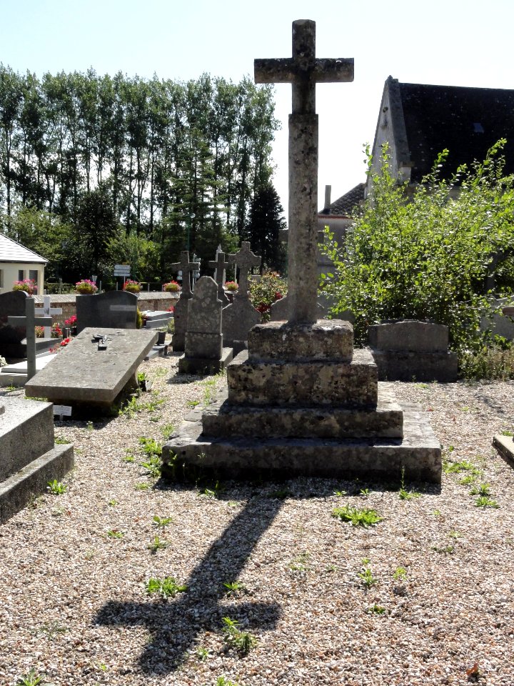 Thérouldeville (Seine-Mar.) croix du cimetière